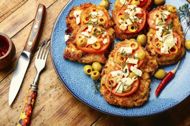 Kırsal ahşap masada sebzelerle süslenmiş tavuk pirzolası..