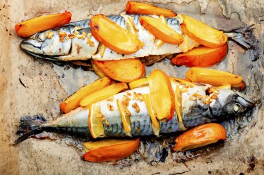 Hurma salçasında ızgara yapılmış iştah açıcı uskumru balığı. Yemek tarifi