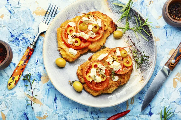 Hühnerschnitzel Mit Tomatenstücken Oliven Und Käse Gesunder Keto Ansicht Von — Stockfoto