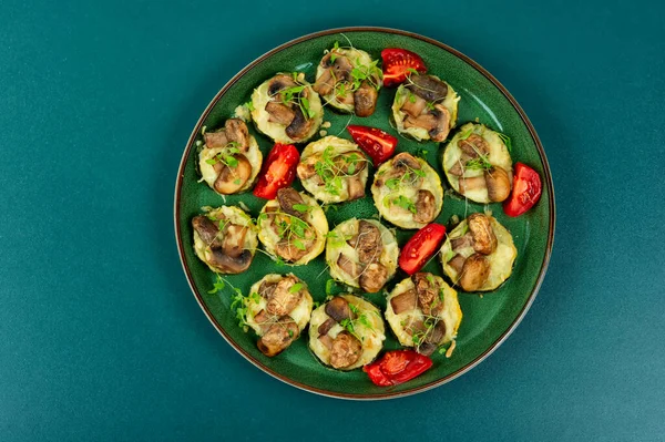 Diätspeise Gebackene Zucchini Mit Pilzen Gebackene Zucchini — Stockfoto