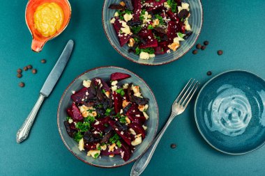 Lezzetli pancar, peynir, kuru erik ve fındık salatası.