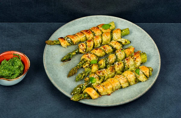 新鲜的绿色芦笋 用意式酱油烤在膨松的糕点中 健康的饮食 — 图库照片