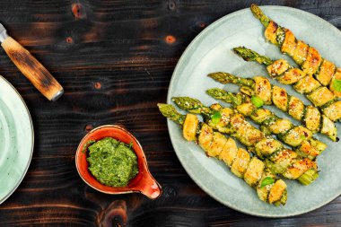 Kuşkonmaz ve pesto sosuyla doldurulmuş lezzetli ekmek çubukları. Üst görünüm.