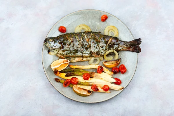 Kuşkonmazla Pişirilmiş Izgara Alabalık Fırınlanmış Somon Balığı Tabakta Servis Edilir — Stok fotoğraf