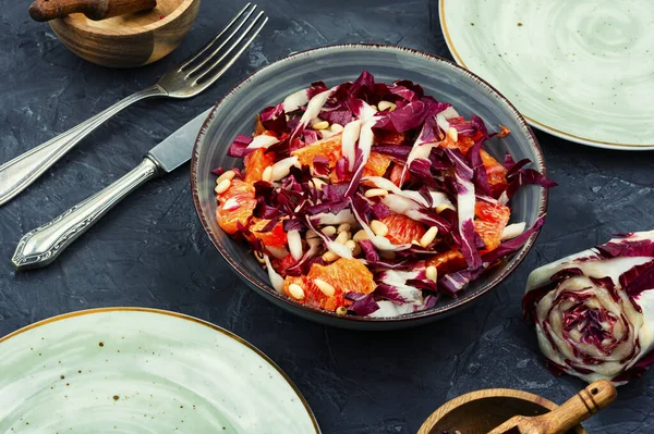 Verse Salade Met Cichorei Grapefruit Pijnboompitten Een Bord Gezond Voedsel — Stockfoto