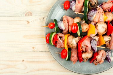 Ahşap arka planda çiğ et kebabı. Kırsal tarzda. Metin için boşluk