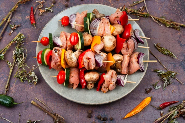 Skewers Pieces Raw Meat Vegetables Barbecue Meat Spices Herbs — Stock Photo, Image