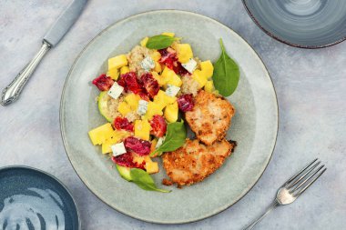 Tavuk eti, portakal, mango ve kinoalı taze salata..