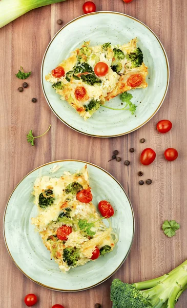 Diet Potato Casserole Broccoli Tomatoes Plate — Stock Photo, Image
