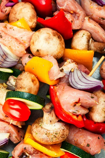 Delicioso Kebab Carne Con Verduras Marinadas Hierbas Primer Plano —  Fotos de Stock
