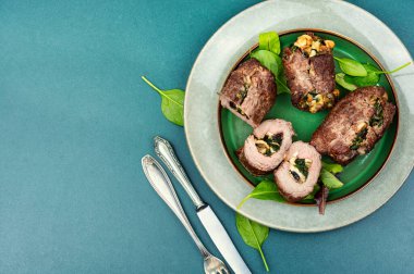 Mantar ve yeşillikle doldurulmuş sığır eti ruloları. Ev yapımı sığır eti. Metin için boşluk