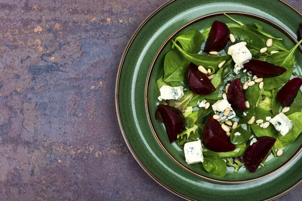 Salada Saborosa Com Beterraba Queijo Azul Ervas Pinhões — Fotografia de Stock