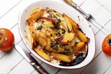 Pişirme tepsisinde hurma ile pişirilmiş diyet tavuk göğsü..