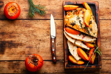 Kesme tahtasında hurma ile pişirilmiş baharatlı tavuk. Boşluğu kopyala