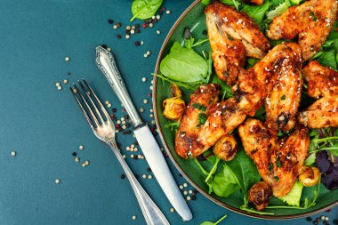 Sebzeli kızarmış tavuk kanadı.