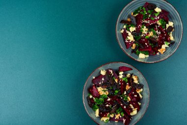 Tabakta taze pancar, fındık ve peynir salatası. Boşluğu kopyala.