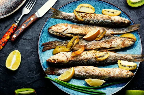 Utsökt Grillad Fisk Med Kiwi Och Limesås Tallrik Ovanifrån — Stockfoto