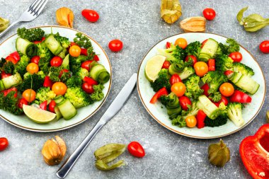 Vejetaryen vitamin salatası, lahana, bitki ve bitki salatası. Pişmiş vejetaryen yemeği.