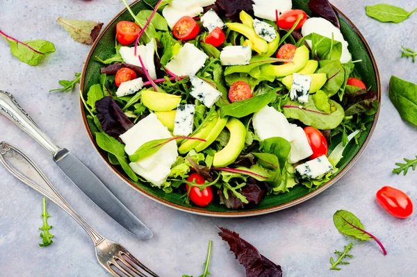 Salade Met Sla Groenten Avocado Tomaten Meng Kazen Heerlijk Eten — Stockfoto