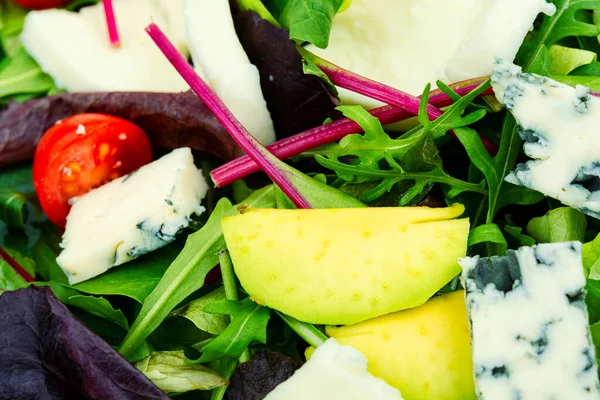 Salat Mit Frischem Salat Gemüse Avocado Tomaten Und Käse Nahaufnahme — Stockfoto