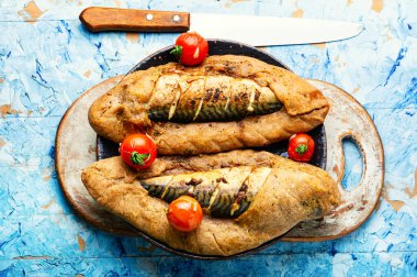 Uskumrulu balık turtası. Üst görünüm