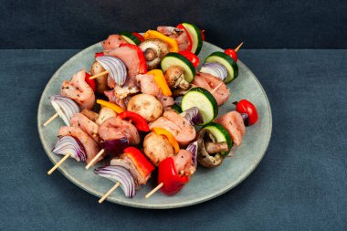 Sebzeli pişirilmemiş et kebabı. Otların içinde marine edilmiş..