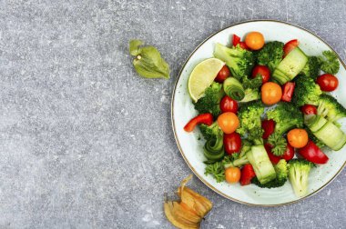 Parlak taze sebze salatası lahana, bitki ve bitki salatası. Boşluğu kopyala.