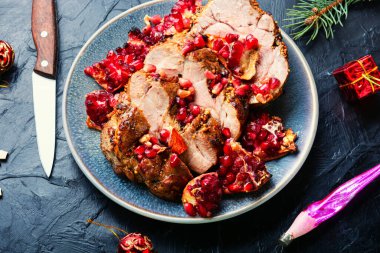 Nar ile pişirilmiş lezzetli domuz eti. Noel için reçeteler.