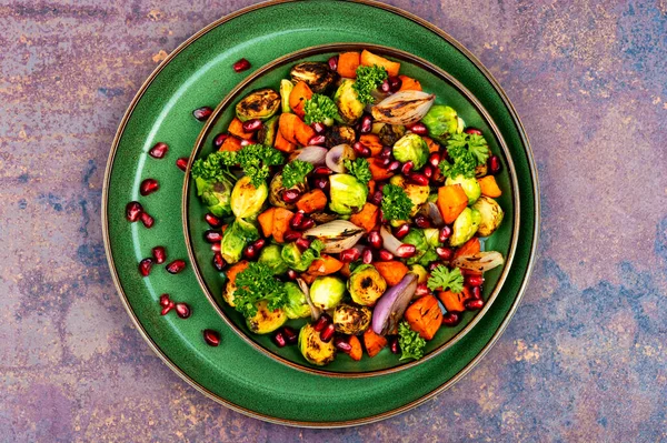煮熟的芽菜 香草和植物的美味蔬菜沙拉 顶部视图 — 图库照片