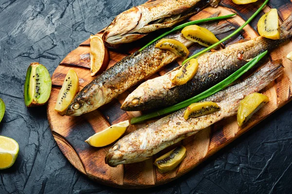Zubereiteter Gegrillter Fisch Mit Kiwi Und Limette Auf Küchentisch Gesunde — Stockfoto