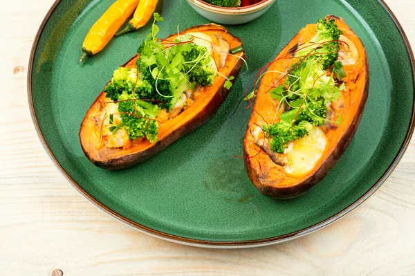 Mantar Brokoli Biberle Doldurulmuş Fırında Tatlı Patates Vejetaryen Yemeği — Stok fotoğraf