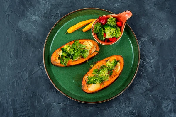 Pečené Sladké Brambory Plněné Houbami Brokolicí Paprikou Zdravé Užitečné Jídlo — Stock fotografie