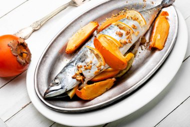 Hurma sosunda pişirilmiş iştah açıcı uskumru balığı..