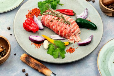 Tavuk göğsü fileto, yemek için malzeme ve baharat..