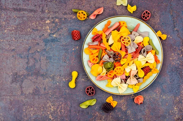 Kleurrijke Italiaanse Rauwe Pasta Macaroni Voor Kinderen Kopieerruimte — Stockfoto