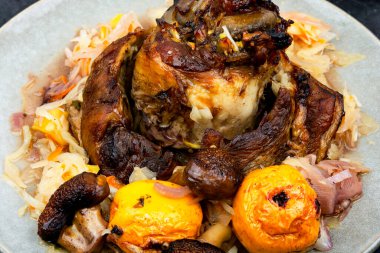 Lahana turşusu ve elmayla kızartılmış domuz dizi..