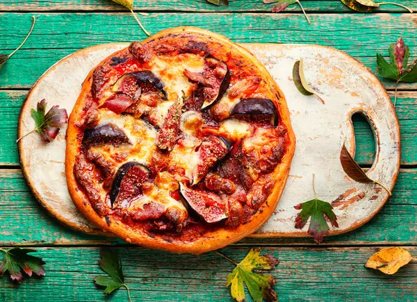 Smaklig Pizza Med Bacon Och Höst Frukt Fikon Trä Skärbräda — Stockfoto