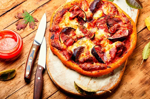 Aptitretare Pizza Med Prosciutto Och Höst Frukt Fikon Trä Bakgrund — Stockfoto
