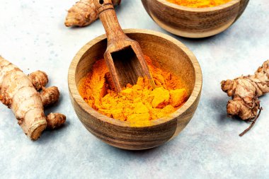 Tahta kase ve zerdeçal tozunda taze zerdeçal kökü veya Curcuma longa linn.