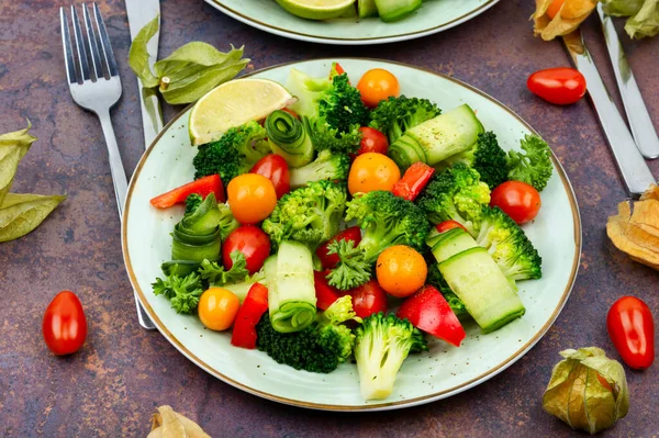 Zelený Veganský Salát Brokolicí Rajčaty Okurkou Těstovinami Zimní Cheryy — Stock fotografie