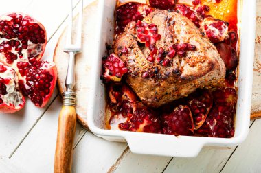 Pişirme tepsisinde nar ile kızartılmış sulu et parçası. Noel için.