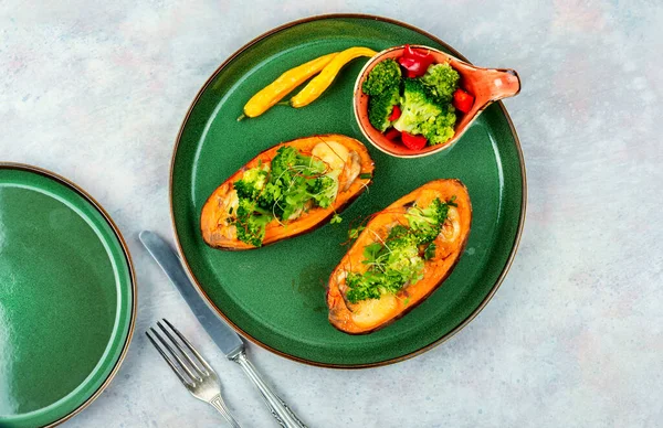 Fırında Tatlı Patates Brokoli Biberle Doldurulmuş Tatlı Patates Vejetaryen Yemeği — Stok fotoğraf