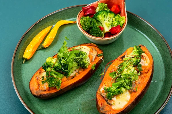 Gebratene Süßkartoffeln Gefüllt Mit Champignons Brokkoli Und Paprika Veganes Essen — Stockfoto