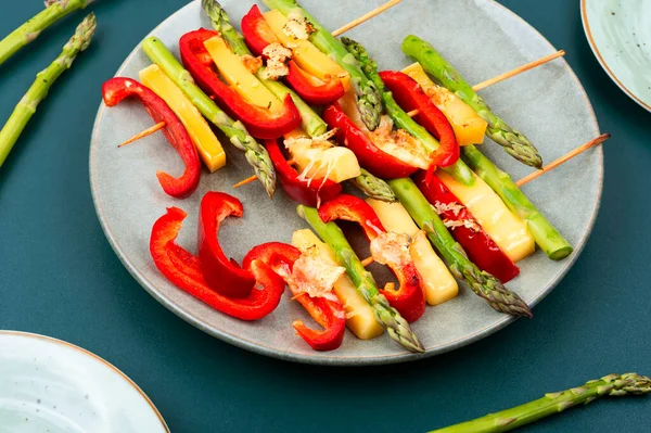 Roasted Skewers Asparagus Peppers Cheese Grilled Skewers Vegetables — Stock Photo, Image