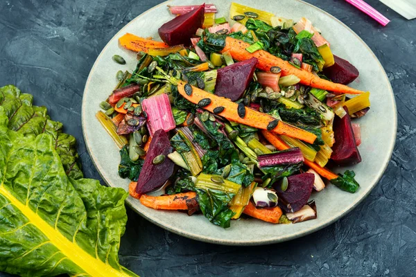 Salade Blettes Confites Betteraves Carottes Aux Graines Citrouille Concept Végétarien — Photo