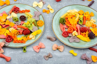 Çocuklar için renkli kuru makarna ya da makarna.