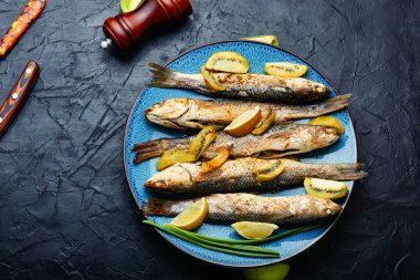 Lezzetli, ızgara, kivi ve limon soslu küçük balık..