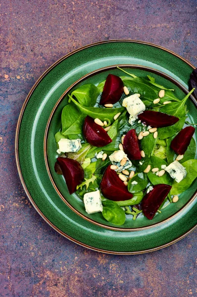 Leckerer Salat Mit Rüben Blauschimmelkäse Kräutern Und Pinienkernen — Stockfoto