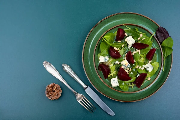 Haşlanmış Pancar Salatası Mavi Peynir Şifalı Otlar Çam Fıstığı Yemek — Stok fotoğraf