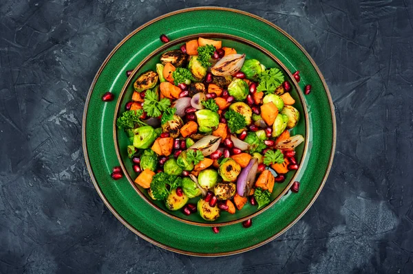 煮好的芽菜 青菜和植物沙拉放在厨房的水泥桌子上 色拉色拉色拉 顶部视图 — 图库照片